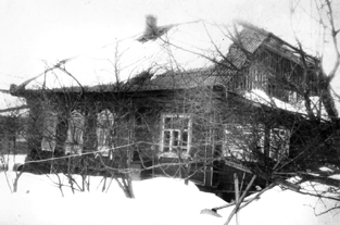 Дом на улице Школьной, в котором жил о.Александр. Снимок сделан в марте 2000 года